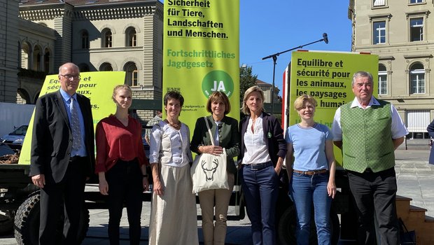 Sprachen an der Manifestation zum Publikum: Markus Ritter, Jill Nussbaumer, Regula Schmid-Blumer, Christine Bulliard-Marbach, Simone de Montmollin, Esther Friedli und Anton Merkle (v.l.n.r.) sprachen an der Manifeststion zum JA-Komittee. (Bild lja)