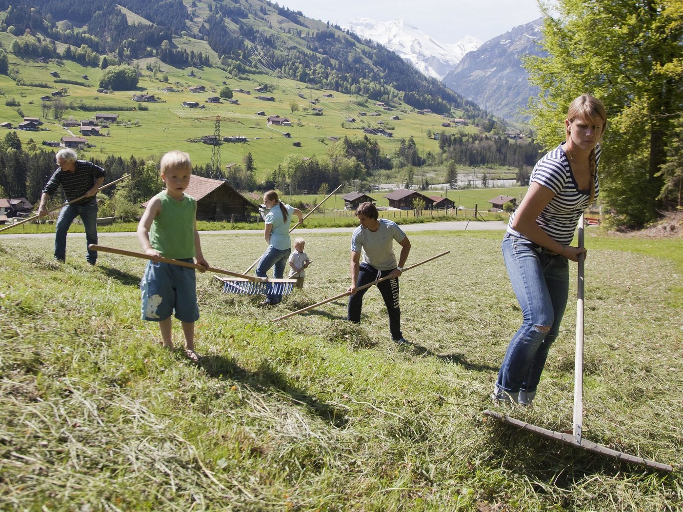 Gemeinsam geht das Heuen schneller ... (Bild: Caritas/zVg)