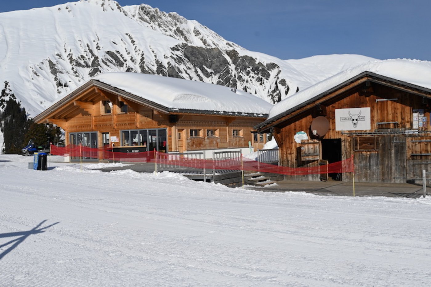 Die 2016 erbaute Hasler-Bar (links) steht direkt neben dem Alpstall von Familie Walker am Betelberg an der Lenk im Simmental..