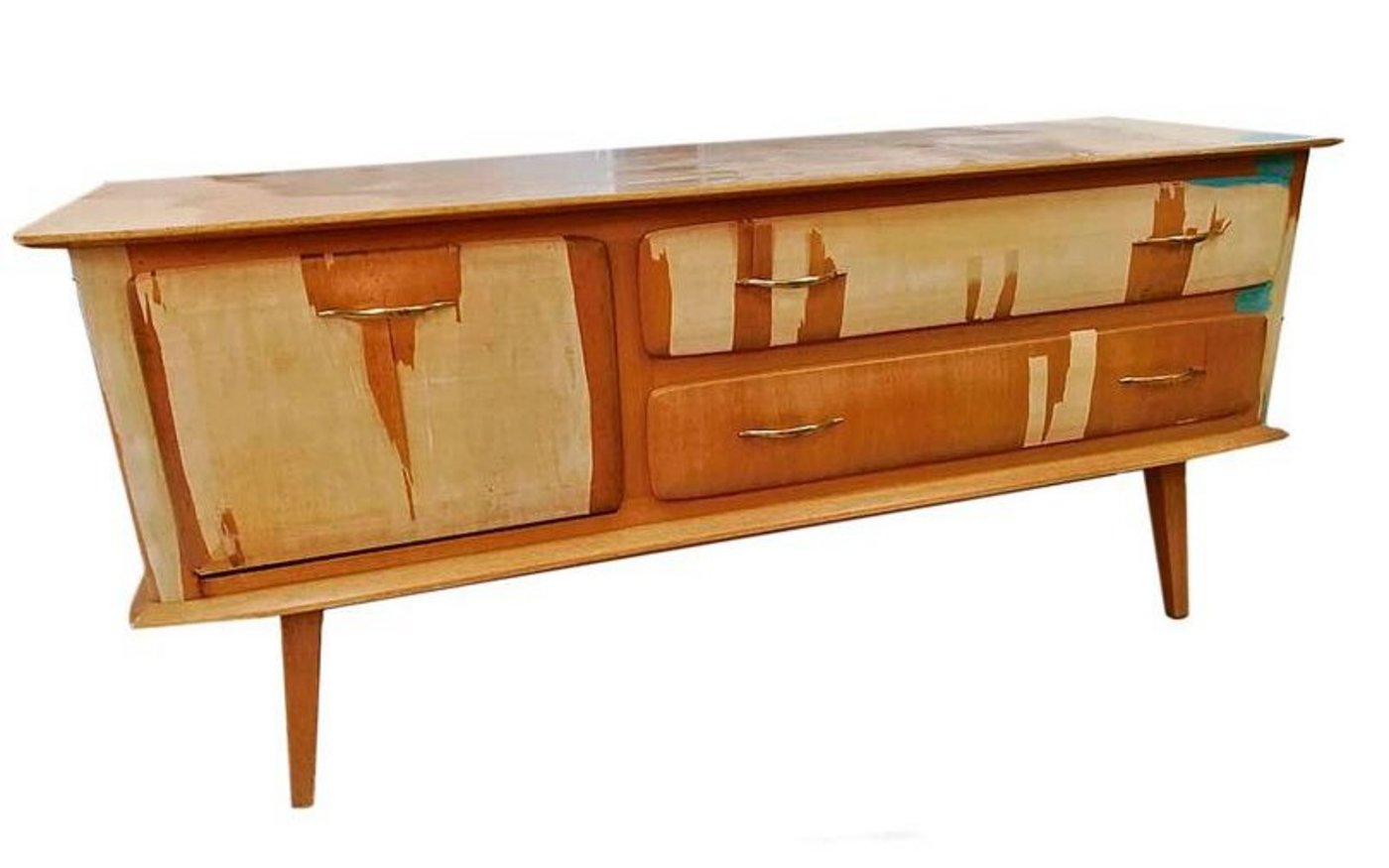 Vorher: eine 50er-Jahre-Kommode, bei der buchstäblich der Lack ab war. Doch die Substanz des Möbels war intakt. 