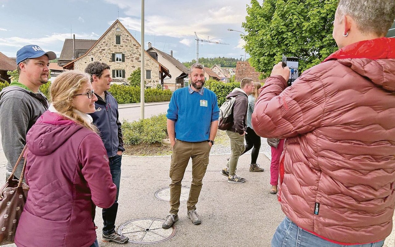 Philipp Ogg nennt sich Ogg.The Farmer. So steht es auf dem Hoflogo am blauen Pulli, auf der Autobeschriftung sowie auf der Website. Gerne erzählte Philipp Ogg am Puure-Höck von seinen Erfahrungen mit der Direktvermarktung.