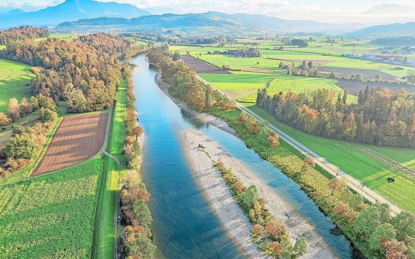 Die Reuss im gleichen Abschnitt nach der Sanierung, mit Landbedarf für Hochwasserschutz und Renaturierung.  