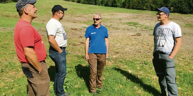 Kahlfrass oberhalb Gurtnellen UR im Herbst 2019: Betroffene Landwirte mit Betriebsberater Daniel Furrer (2. v. l.). (Bilder aem)