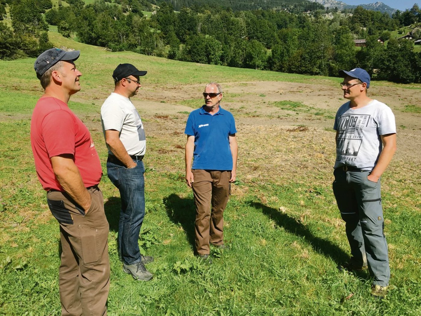 Kahlfrass oberhalb Gurtnellen UR im Herbst 2019: Betroffene Landwirte mit Betriebsberater Daniel Furrer (2. v. l.). (Bilder aem)