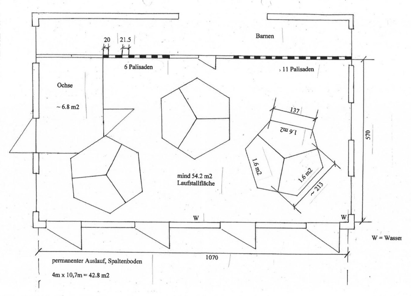 Eine Skizze des Stallanbaus mit den Liegeinseln von Antonia Durrer (2008).