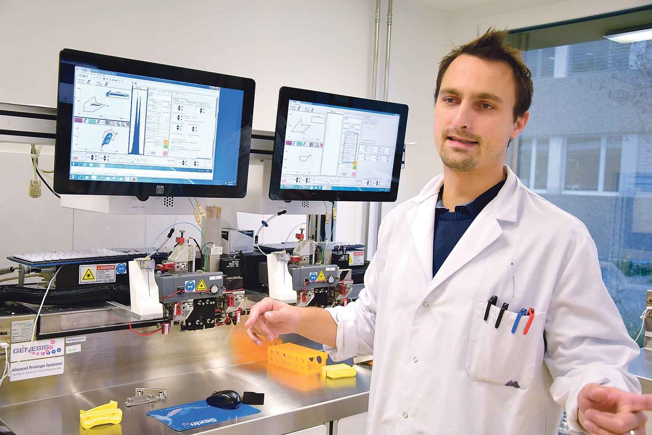Laborleiter Alexandre Douablin erklärt, wie man die weiblichen und männlichen Samenzellen trennt.