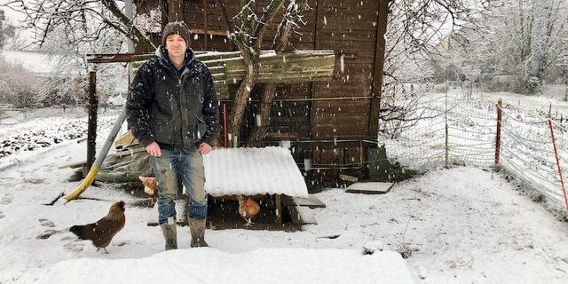 Weil es Mitte Januar stark schneit, kann Ueli Ansorge sein Gemüse, das er in einer Erdgrube lagert, nicht kontrollieren.  Das Lagersystem sei einfach zu handhaben und verlässlich. (Bild Esther Thalmann)