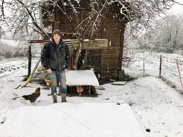 Weil es Mitte Januar stark schneit, kann Ueli Ansorge sein Gemüse, das er in einer Erdgrube lagert, nicht kontrollieren. Das Lagersystem sei einfach zu handhaben und verlässlich. (Bild Esther Thalmann)