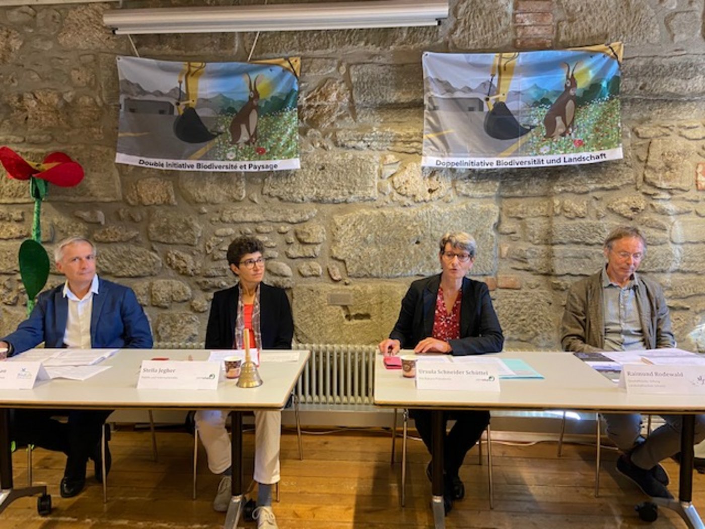 Wollen Biodiversität und Landschaft schützen (v.l.): François Turrian (BirdLife), Stella Jegher (Pro Natura), Ursula Schneider Schüttel (Präsidentin Pro Natura) und Raimund Rodewald (Stiftung Landschaftsschutz). (Bild akr)