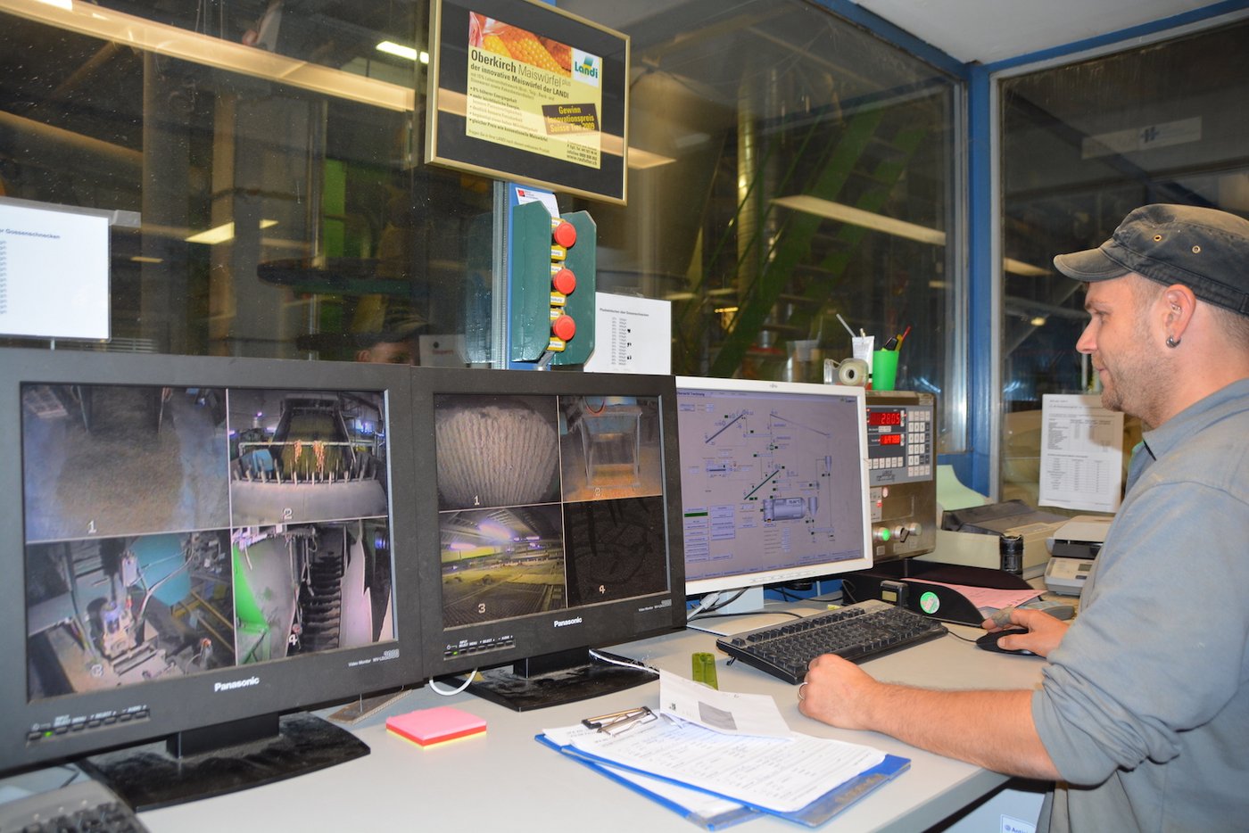 Maschinist David Martin in der Steuerzentrale der Trocknungsanlage. 