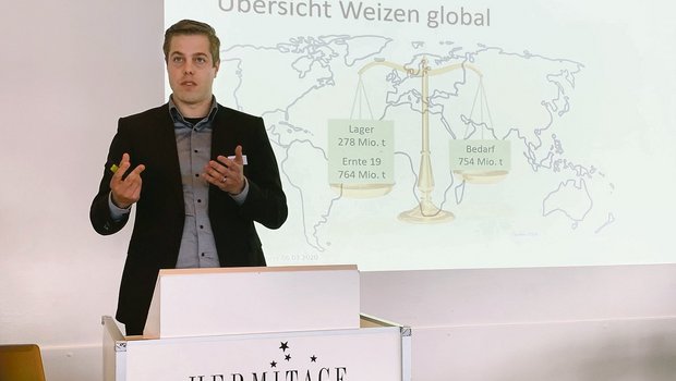 Markus Arnold von der Fenaco erläuterte an der Generalversammlung der Getreidebörse Luzern den aktuellen globalen Weizenmarkt. (Bild Josef Scherer)