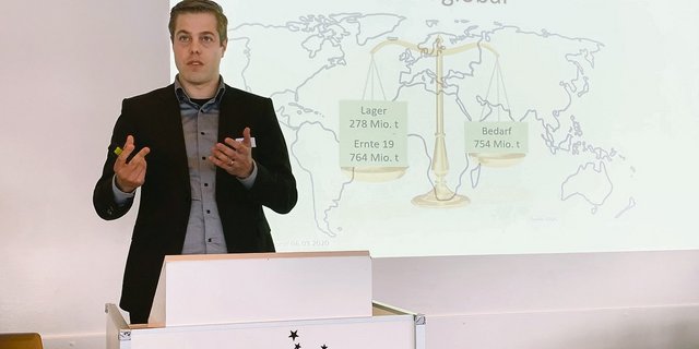 Markus Arnold von der Fenaco erläuterte an der Generalversammlung der Getreidebörse Luzern den aktuellen globalen Weizenmarkt. (Bild Josef Scherer)