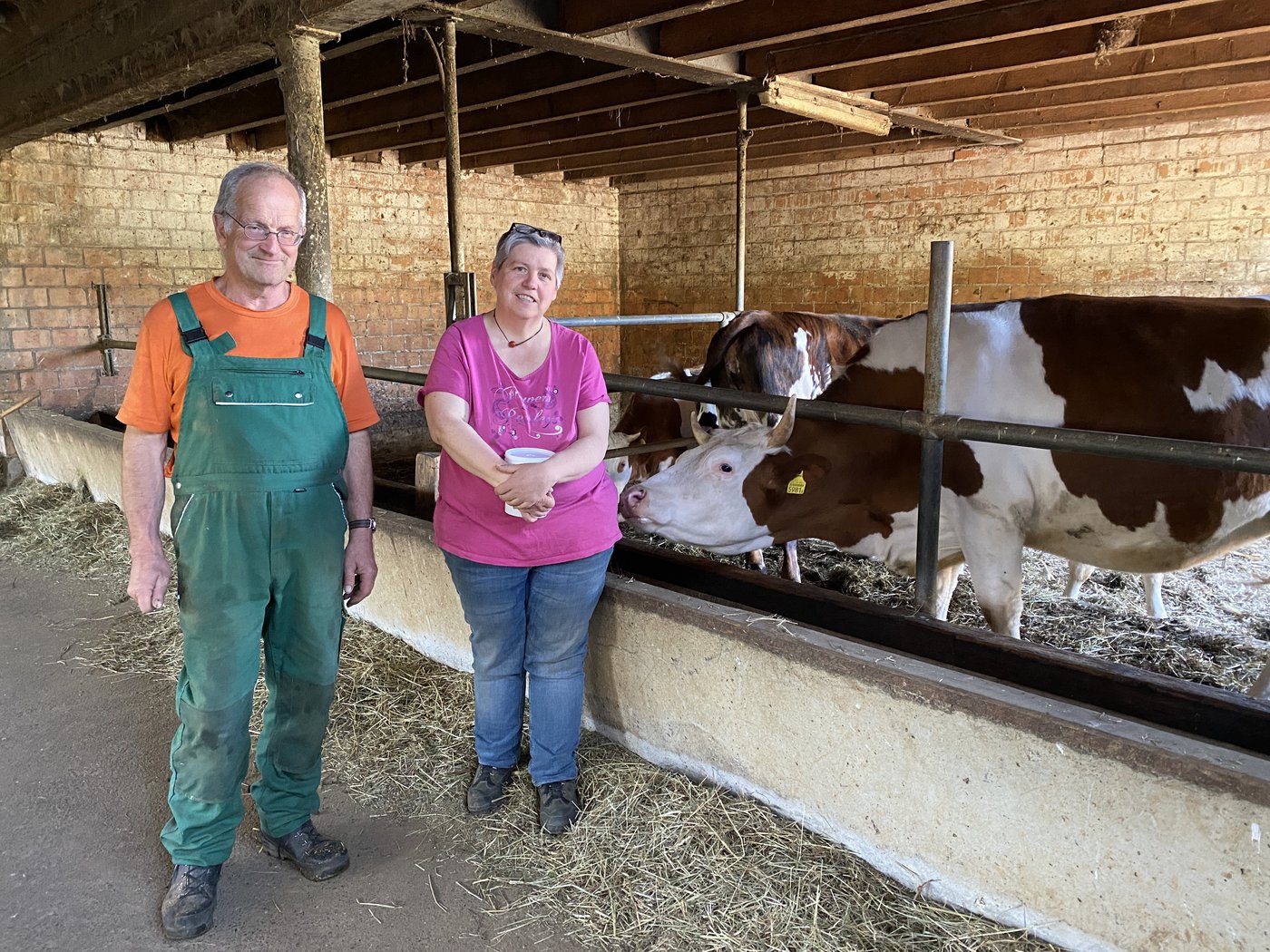 Zur Bekämpfung von Stallfliegen setzen Arthur und Ruth Leimgruber (in der Hand ein Becher mit Schlupfwespen) seit 10 Jahren Nützlinge ein. Bisher haben sie nur gute Erfahrungen gemacht. (Bilder Katrin Erfurt)