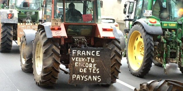 "Frankreich, willst du deine Bauern noch?", fragt dieser Bauer, der nach Paris fährt. (Bild Twitter / GUILLEmette JeaNNoT)