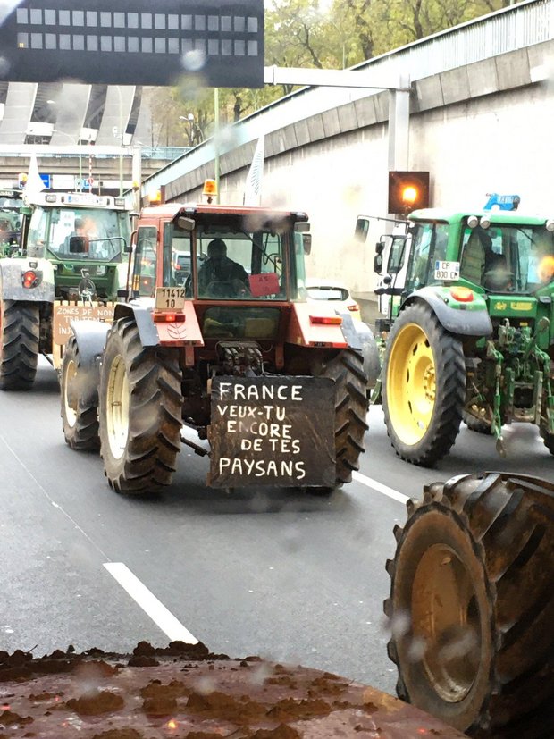 "Frankreich, willst du deine Bauern noch?", fragt dieser Bauer, der nach Paris fährt. (Bild Twitter / GUILLEmette JeaNNoT)