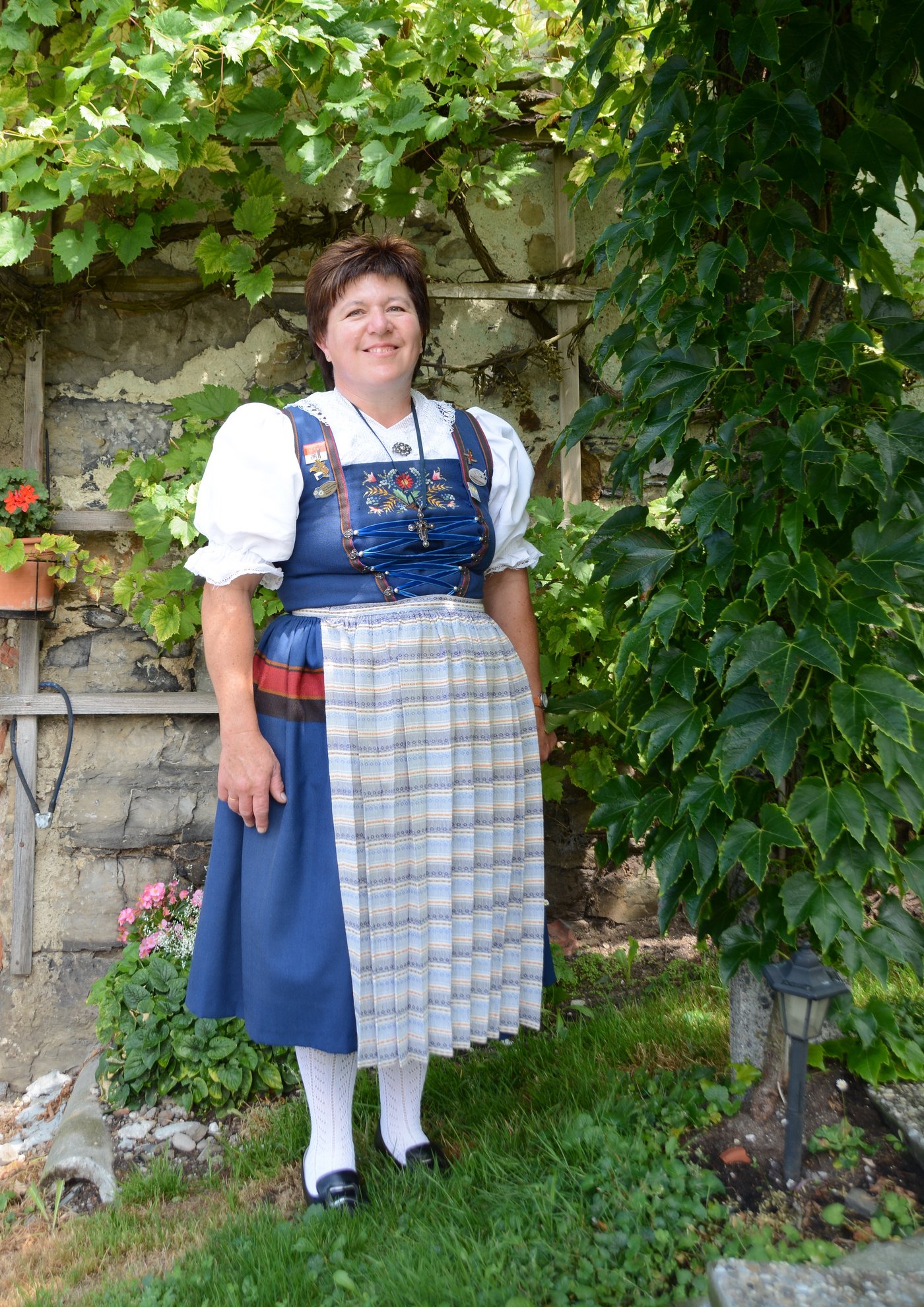 An ihrer Tracht hängen viele schöne Erinnerungen.