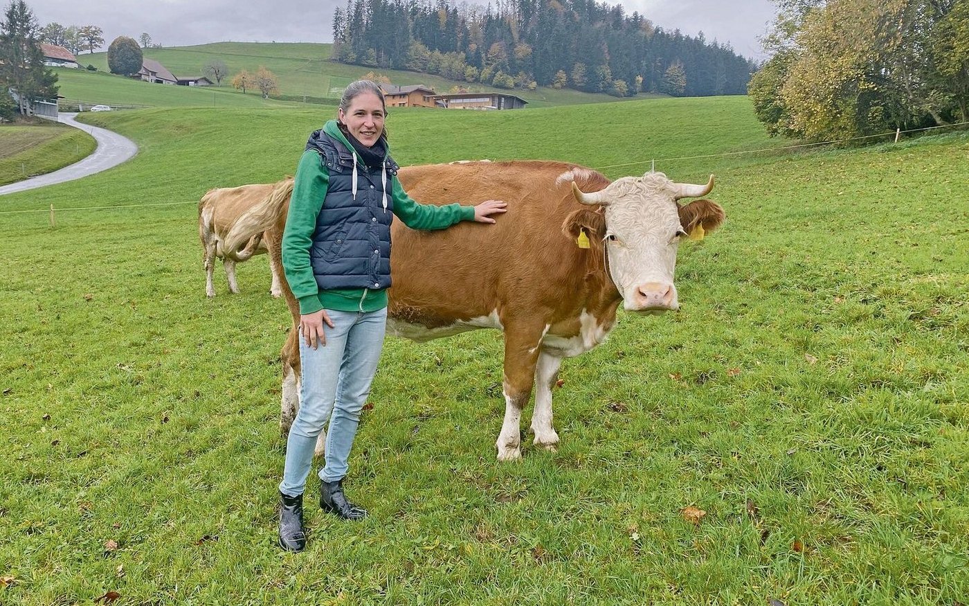 Zum Hof gehören derzeit neun Milchkühe, die meisten davon Simmentaler. «Wir sind keine besonders züchteraffine Familie», sagt Dora Fuhrer. Die Biomilch geht in die Käserei Noflen.