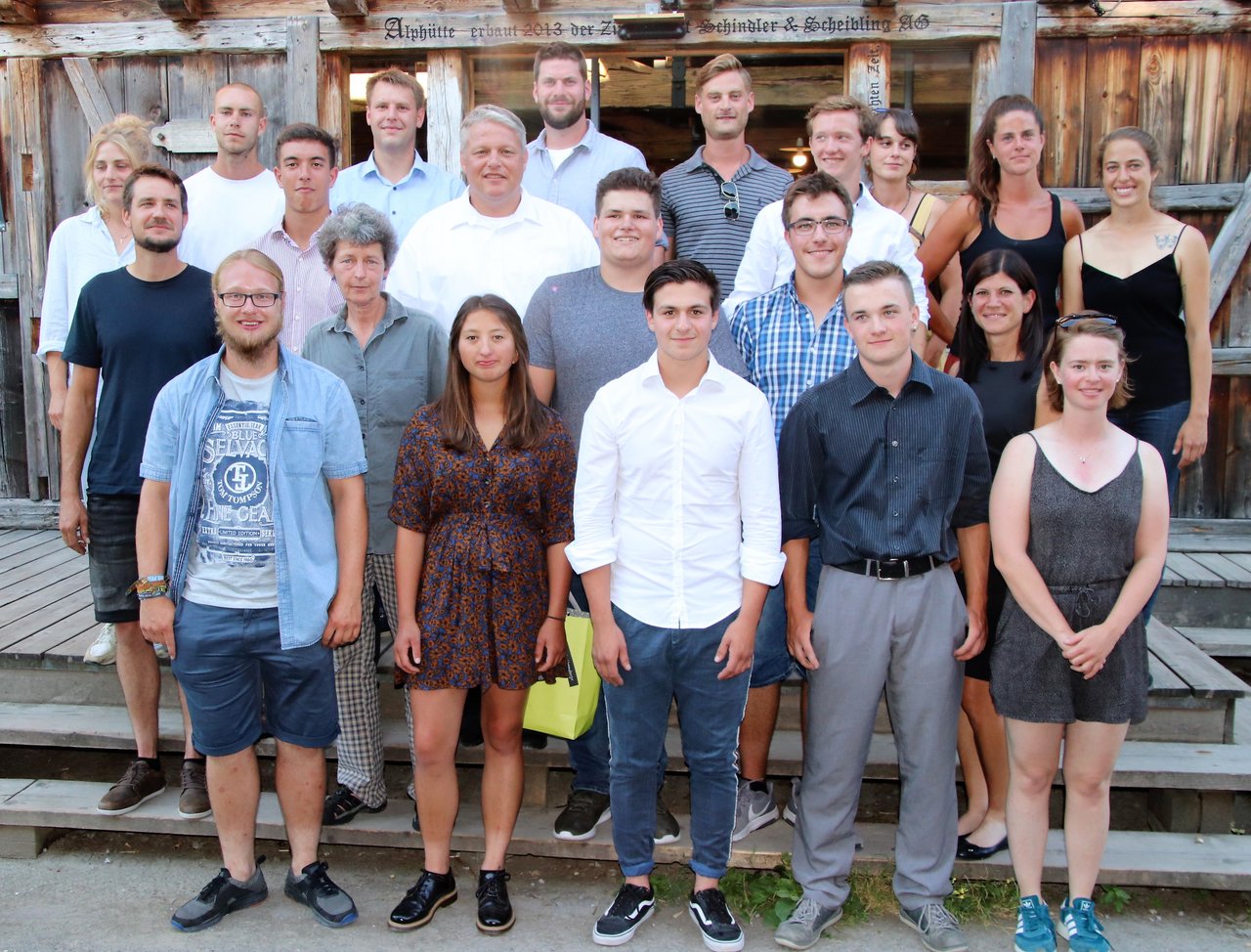 Die erfolgreichen 23 Absolventen der Ausbildung zum Winzer nach der Abschlussfeier. (Bilder Roland Müller)