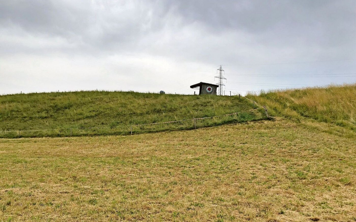 Wolken ziehen über der trockenen Landschaft auf. Aber wird es auch flächendeckenden Regen und damit etwas Linderung geben?