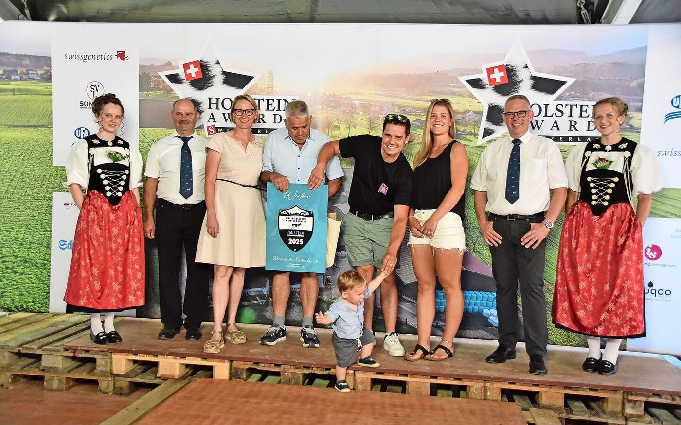 Dominik und Martin Wirth aus Mörschwil SG und ihre Familien wurden dieses Jahr für den Titel «Meisterzüchter» ausgezeichnet. Mit dem Präsidenten von Holstein Switzerland Hans Aebischer (l.) und dem Direktor Michel Geinoz (r.).