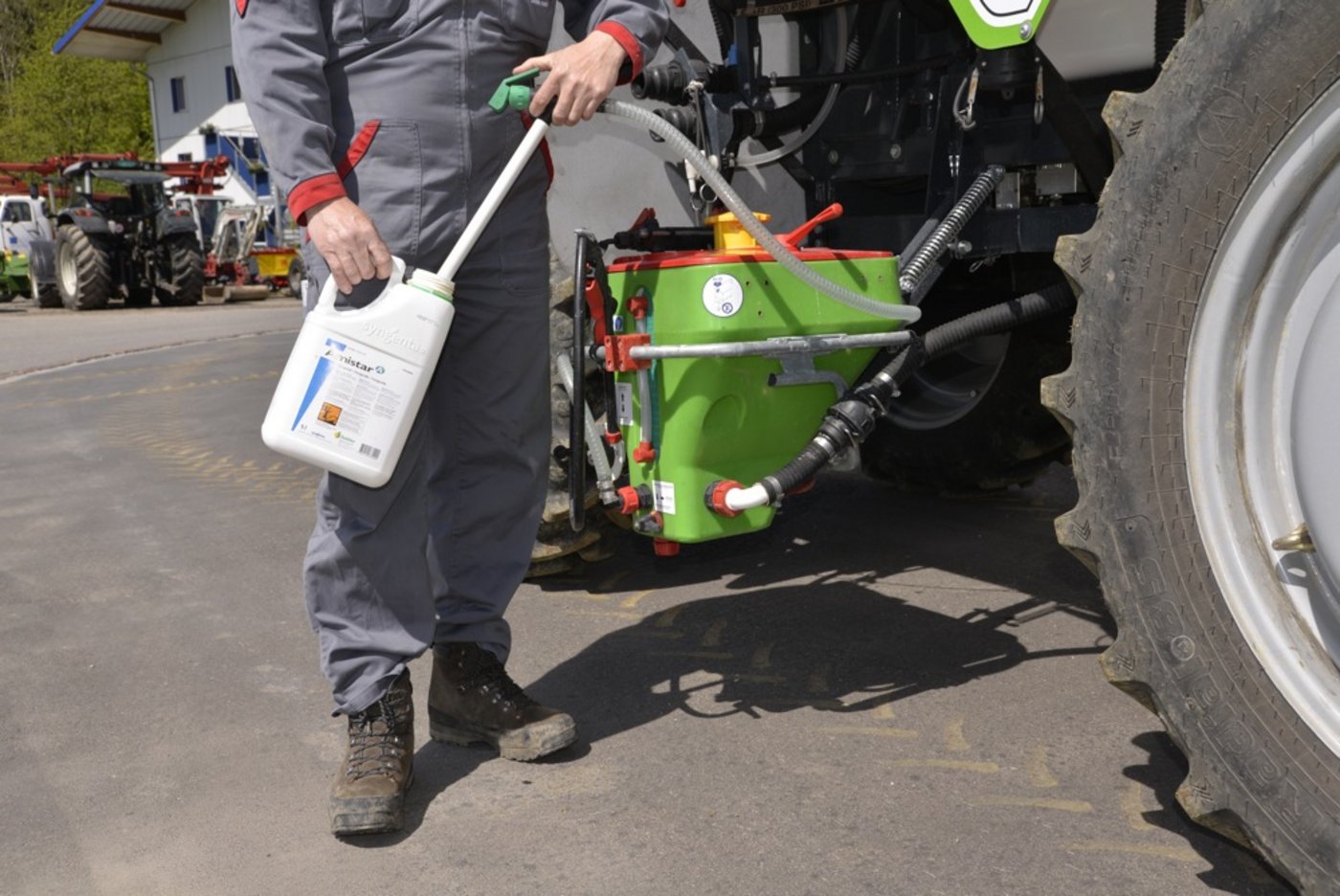 Weniger verschüttetes Mittel und weniger Anwender-Gefährdung: Absaugrüssel bei der Einspülschleuse. (Bild: Katharina Scheuner)