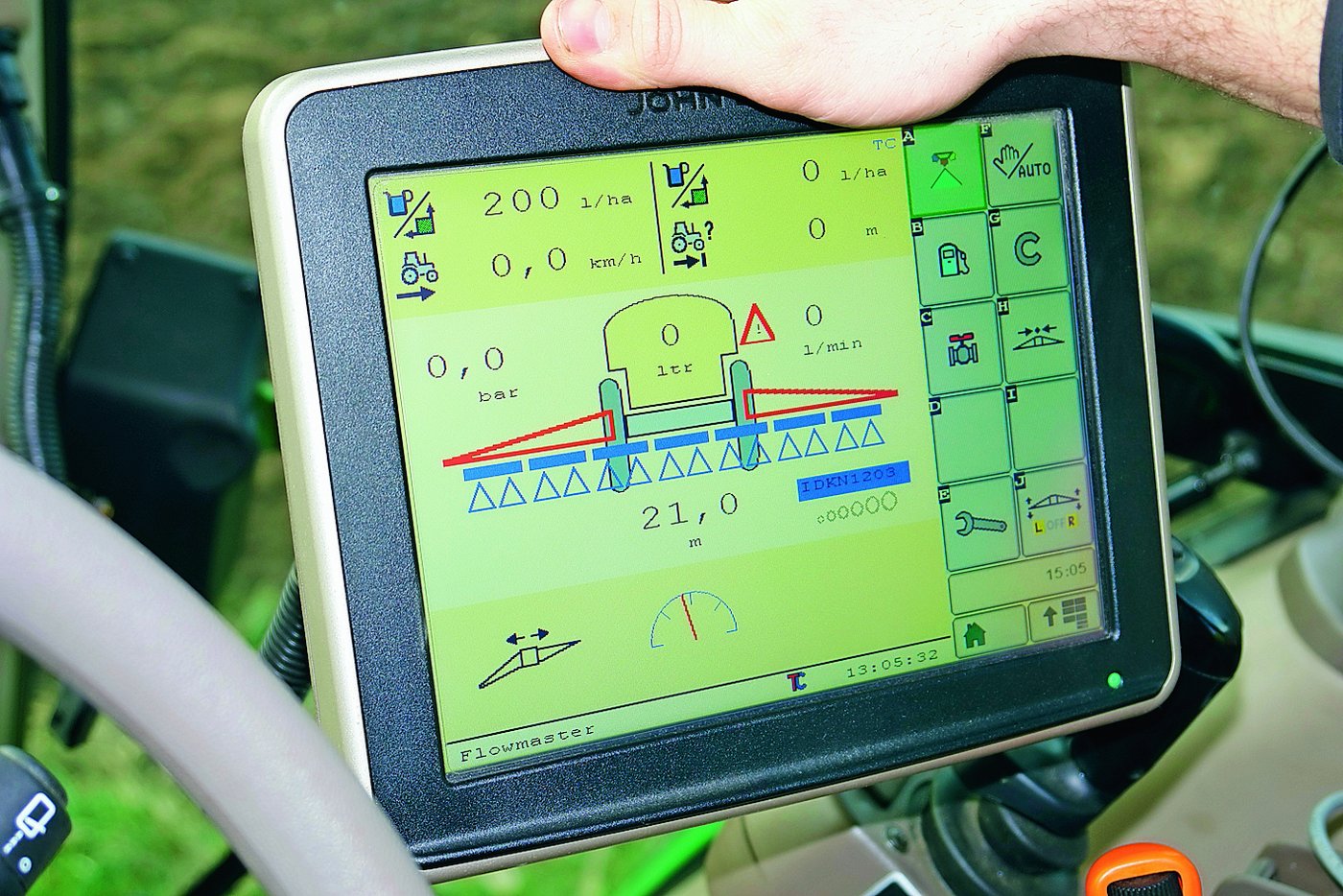 <p class="Bildlegende_Bildlegende_x05">Der Ablauf des Reinigungsprozesses wird am Spritzcomputer überwacht. (Bild: Katharina Scheuner)</p>