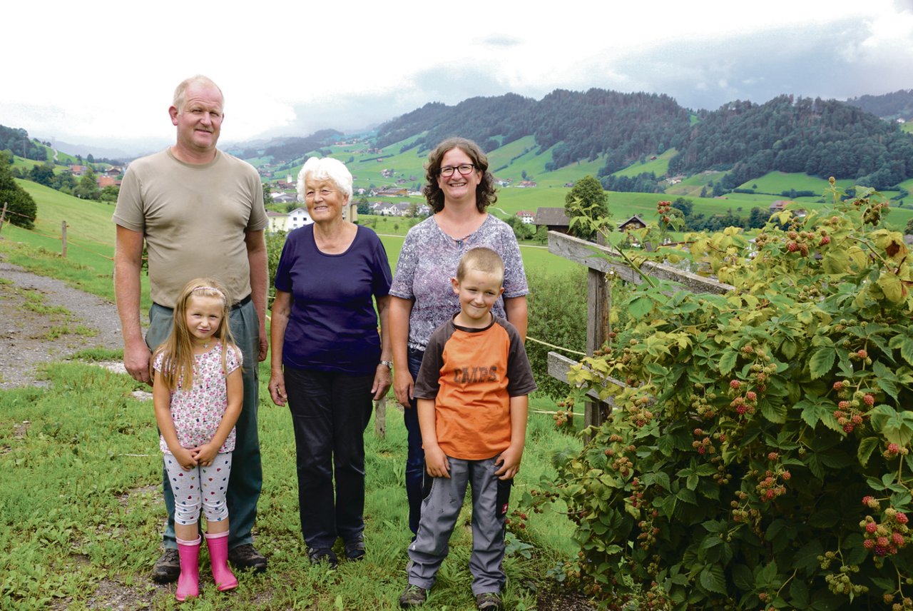Käthi Hofstetter (Mitte) mit Sohn Benedikt, Schwiegertochter Silvia und den Enkeln Nicole und Janik. Die Beobachtungen des Wetters sind zur Familiensache geworden.(Bild Annelies Bichsel)