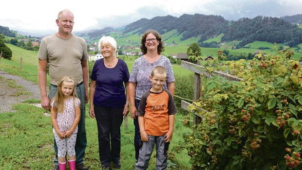 Käthi Hofstetter (Mitte) mit Sohn Benedikt, Schwiegertochter Silvia und den Enkeln Nicole und Janik. Die Beobachtungen des Wetters sind zur Familiensache geworden.(Bild Annelies Bichsel)