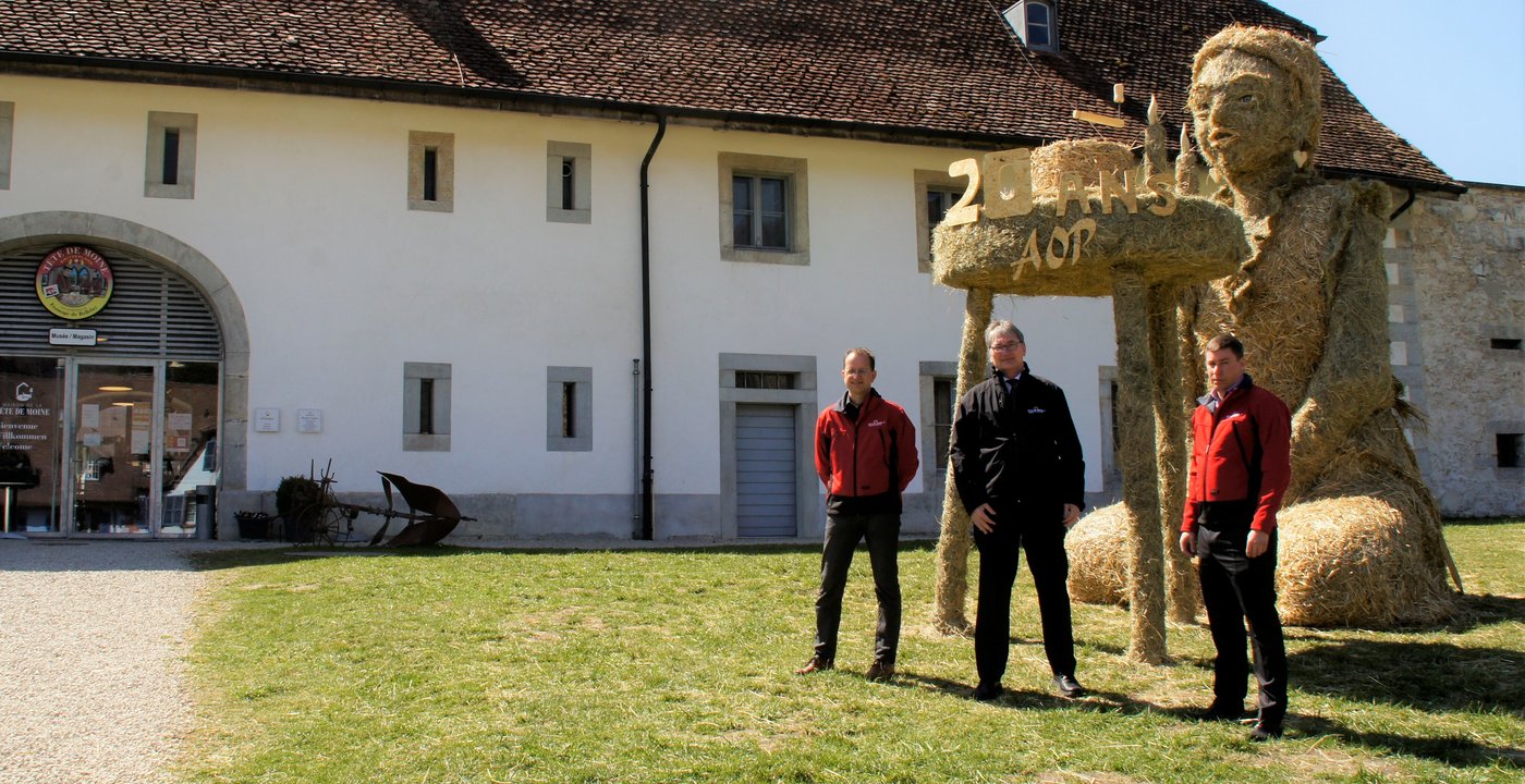 Olivier Isler (links) und Jacques Gygax (Mitte) schauen auf erfolgreiche 20 Jahre zurück – Martin Siegenthaler darf die Geschichte weiterschreiben. (Bild lid/rh) 