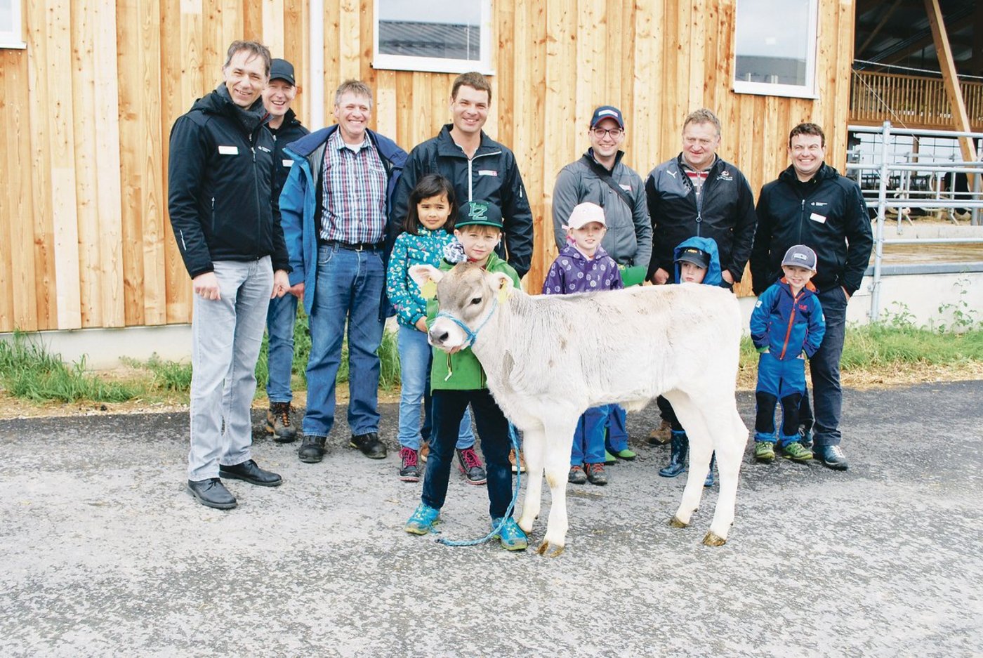 Der Wink mit dem Braunviehkalb: Eine Delegation des Braunviehzuchtvereins Solothurn schenkte dem Wallierhof ein Braunviehkalb, da diese Rasse in der Herde nicht mehr vertreten ist.(Bild zVg)