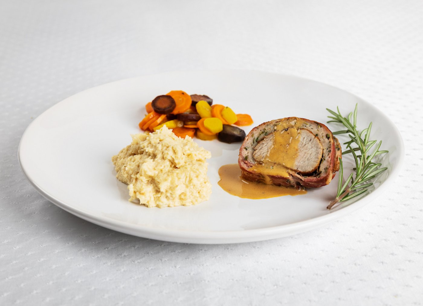 Kalbsfilet im Brät-Speckmantel mit Selleriepüree und dreierlei Rüebli. (Bilder SRF/Ueli Christoffel)