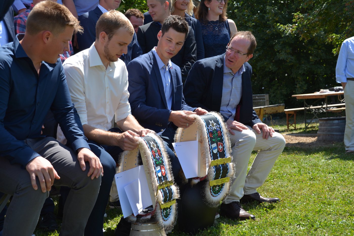 HF-Absolventen machen sich bereit für das Abschlussfoto.