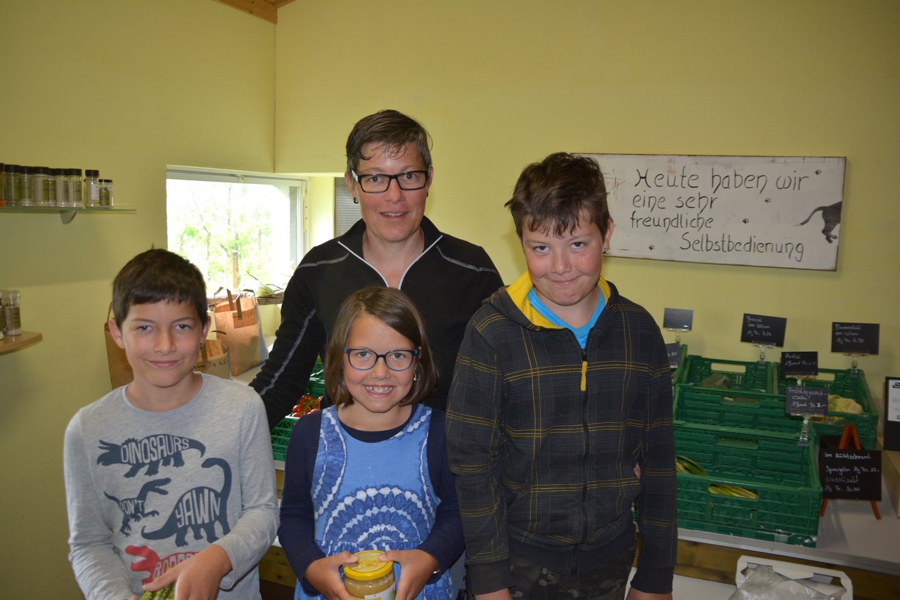 Sonja Boog mit ihren Kindern, Alexander, Seline und Sven im Hofladen. Sie helfen auch im Garten mit, wenn sie gerade Schulfrei haben. 