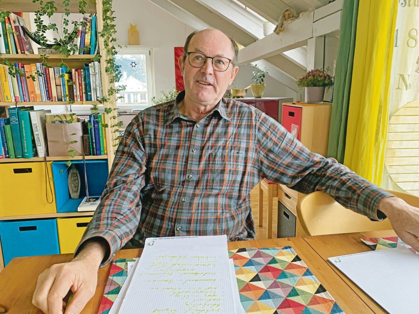 Franz Helfenstein in der kleinen Dachwohnung in der Stadt Luzern. Es brauchte etwas Umgewöhnung, mit so viel weniger Platz als vorher im grossen Bauernhaus zurechtzukommen. (Bilder Josef Scherer)