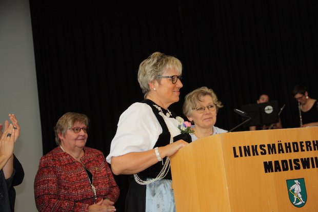 Christine Bühler (rechts) wird vom VBL die Ehrenmitgliedschaft verliehen. Barbara Heiniger (links) hielt die Laudatio. (Bilder aw)