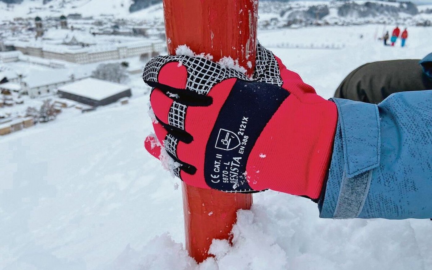 Winter-Arbeitshandschuhe sind einer Vielzahl an Belastungen ausgesetzt. Daher gibt es Modelle aus den unterschiedlichsten Materialien. 