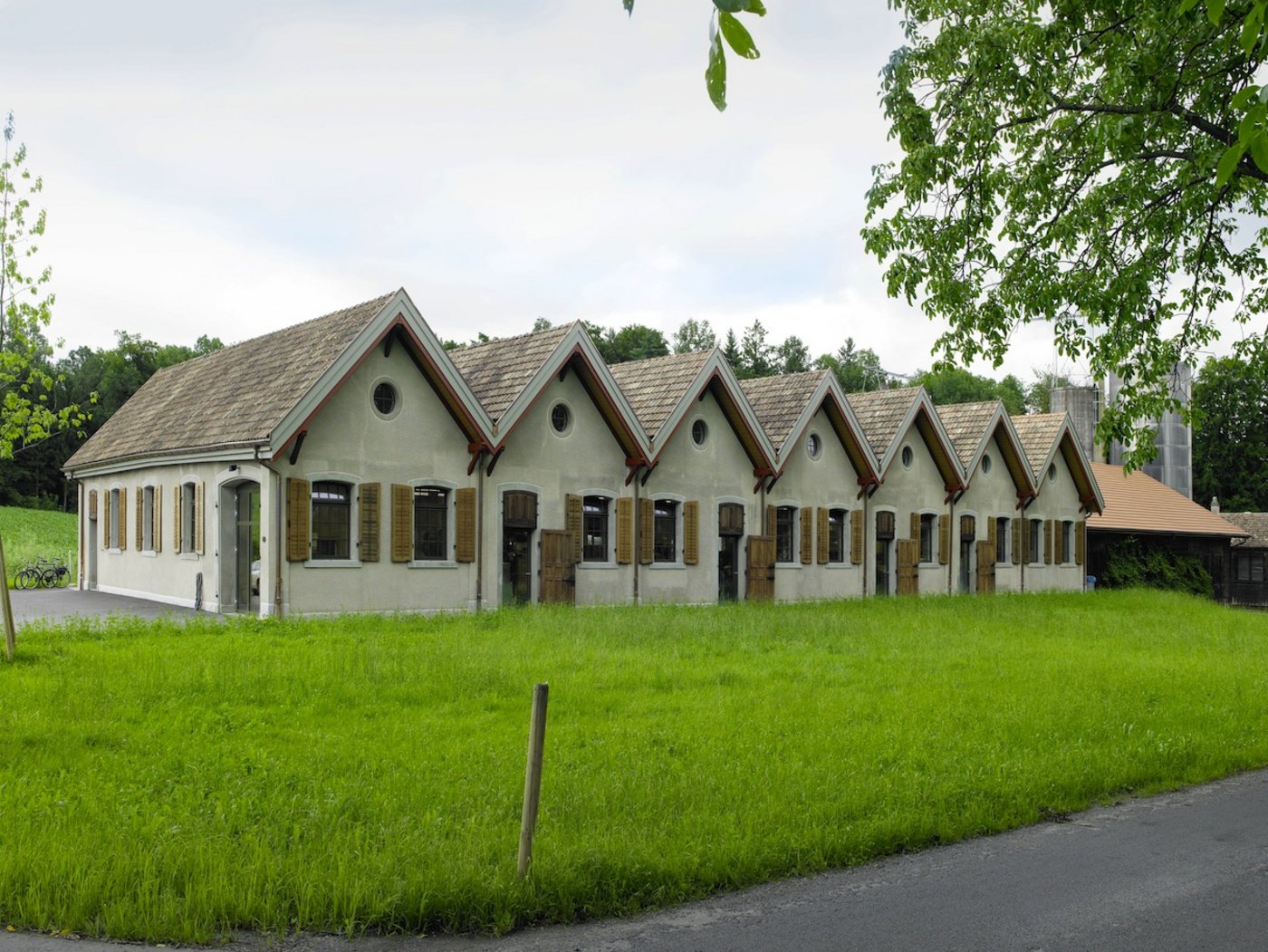 Der Bau mit sieben Giebeldächern erinnert eher an eine Fabrik als an eine Rinderscheune. 