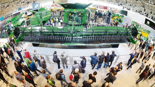 Eindrückliche Dimensionen: Manche der an der Agritechnica gezeigten Maschinen sind so gross, dass sie in der Halle nur dank eines sogenannten Fischaugen-Objektivs ganz auf Fotos passen. 