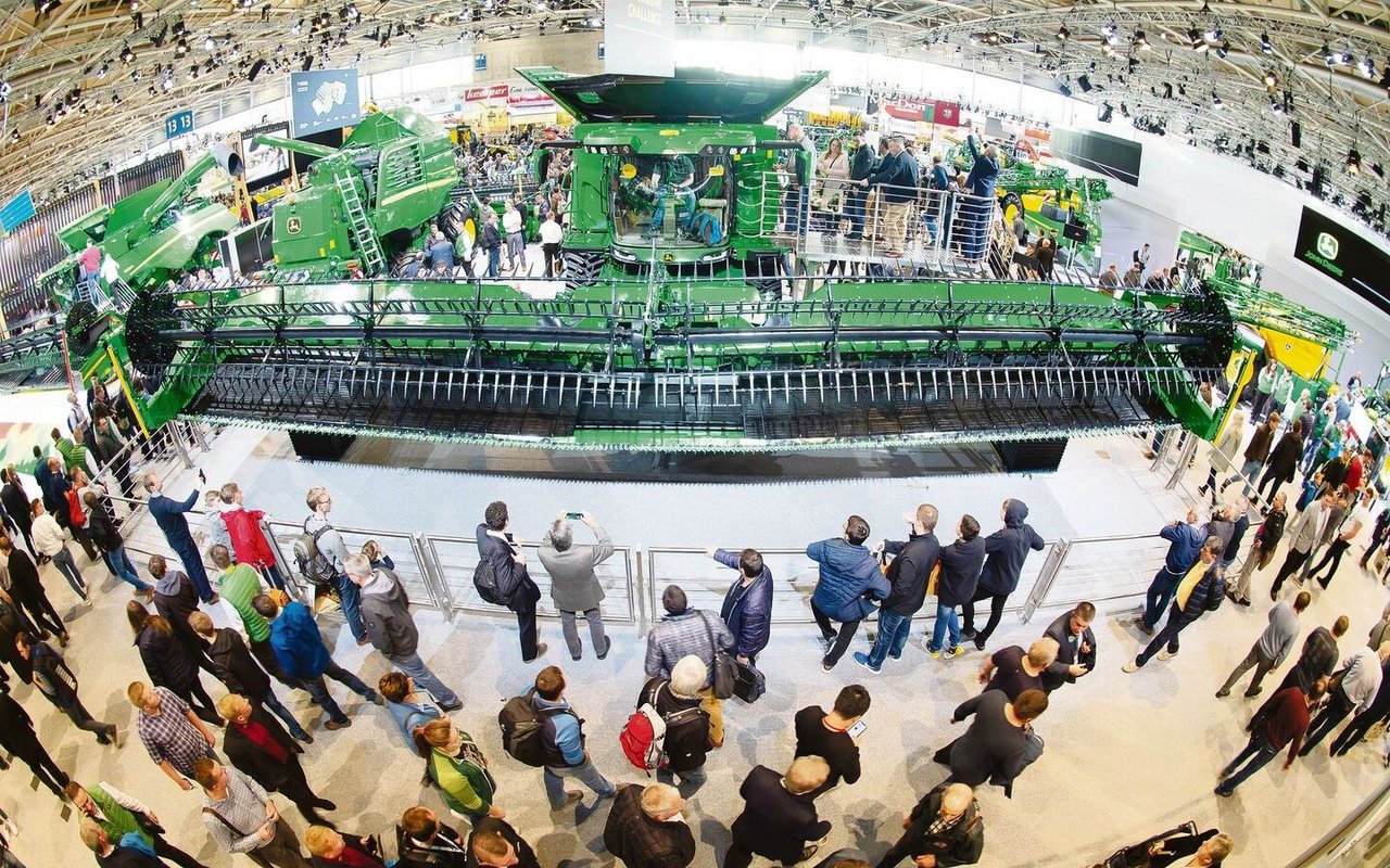 Eindrückliche Dimensionen: Manche der an der Agritechnica gezeigten Maschinen sind so gross, dass sie in der Halle nur dank eines sogenannten Fischaugen-Objektivs ganz auf Fotos passen. 