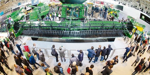 Eindrückliche Dimensionen: Manche der an der Agritechnica gezeigten Maschinen sind so gross, dass sie in der Halle nur dank eines sogenannten Fischaugen-Objektivs ganz auf Fotos passen. 