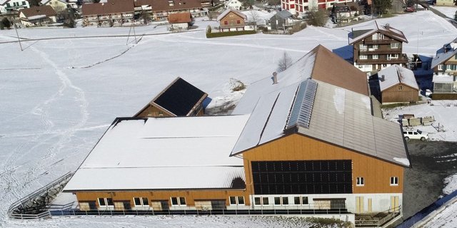 Bei Kälins wurden neben Dachflächen teilweise auch die Fassade mit Modulen belegt,für mehr Strom von morgens bis abends.  (Bild Markus Kälin)