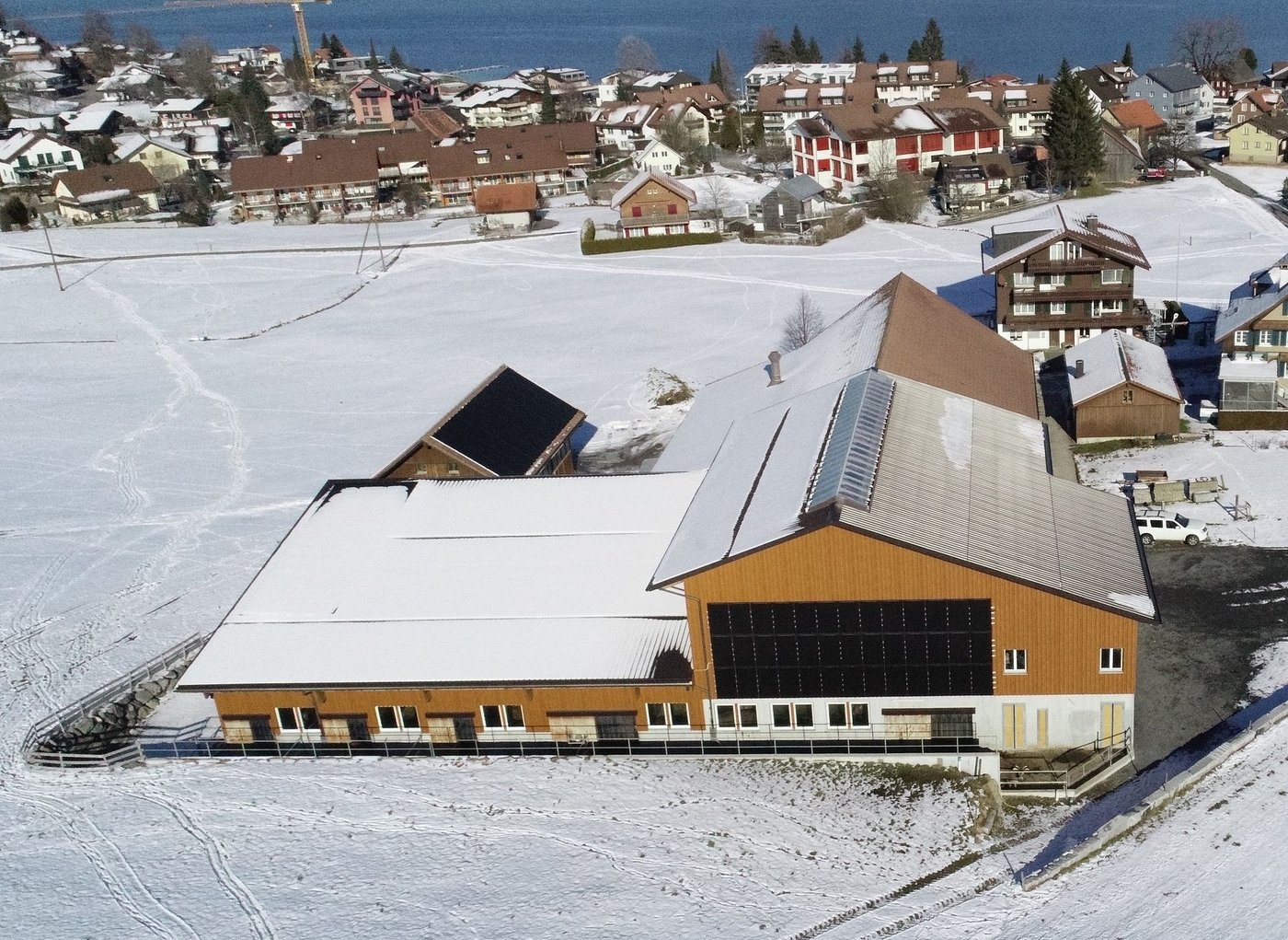 Bei Kälins wurden neben Dachflächen teilweise auch die Fassade mit Modulen belegt,für mehr Strom von morgens bis abends.  (Bild Markus Kälin)