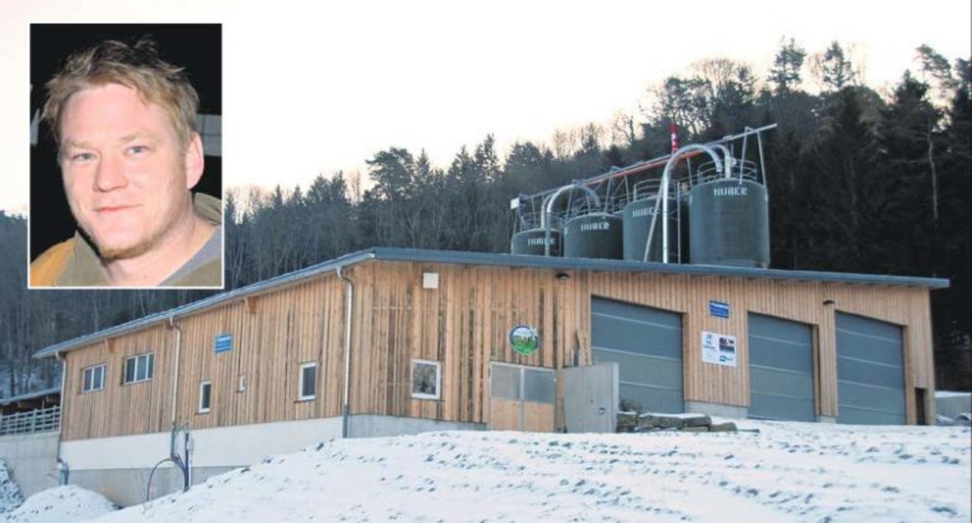 Der Offenlaufstall von Fridolin Kamm bietet Platz für bis zu 100 Kühen. Die Milch wird an die Züger Frischkäse AG verkauft.  (Bild Hansjürg Jäger)