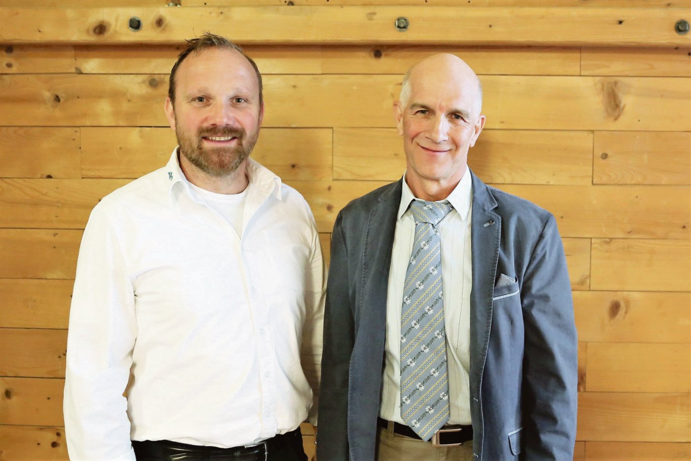 Das neugewählte Vorstandsmitglied Thomas Rickenbacher aus Cham und ZBB-Präsident Josef Murer (rechts). (Bild Reto Betschart)