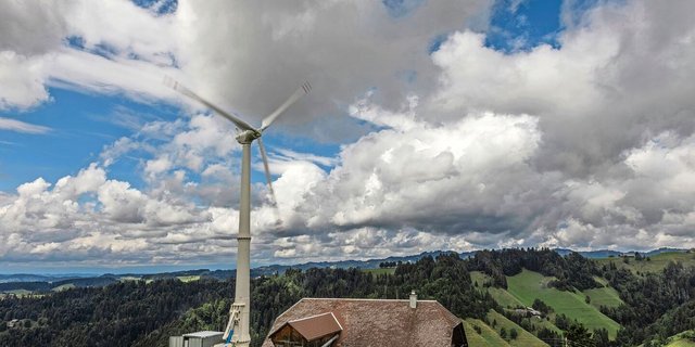 Die Windturbine von Familie Riedweg in Escholzmatt LU hat eine Gesamthöhe von 25 Metern und eine Leistung von 30 kW. Sie steht im Hofareal und gilt als bäuerliche Anlage für Eigenbedarf.