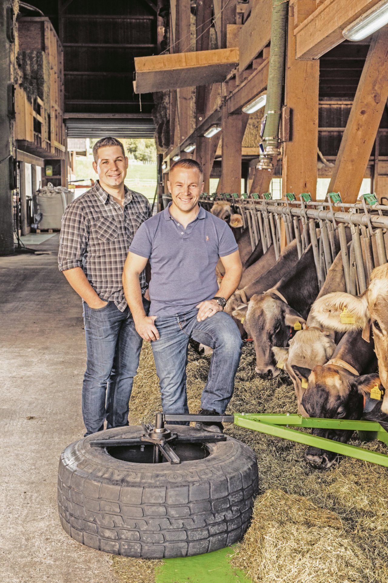 Die Sieger des Innovationswettbewerbs 2019, Adrian Zumstein (l.) und Joel Ming mit ihrem Futterschieber.(Bild Pia Neuenschwander)