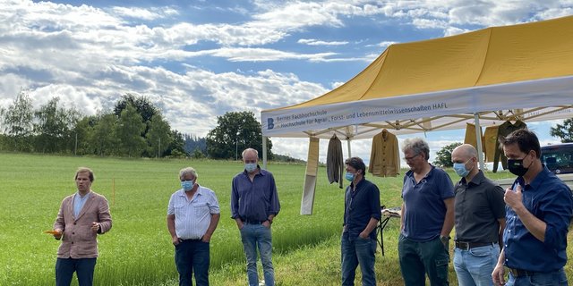 Swissflax-Geschäftsführer Dominik Füglistaller (links) mit Flachsbauern der ersten Stunde: Peter Steffen, Fritz Flückiger, Stefan Luder, Ruedi Krähenbühl, Fritz Studer und Martin Brügger (v.l.n.r.). (Bild lja)