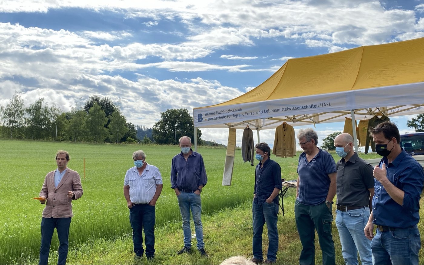 Swissflax-Geschäftsführer Dominik Füglistaller (links) mit Flachsbauern der ersten Stunde: Peter Steffen, Fritz Flückiger, Stefan Luder, Ruedi Krähenbühl, Fritz Studer und Martin Brügger (v.l.n.r.). (Bild lja)
