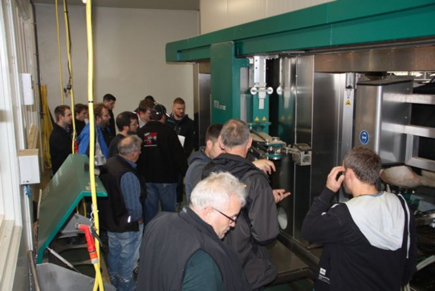 Die Multibox MIone wird genau begutachtet. 