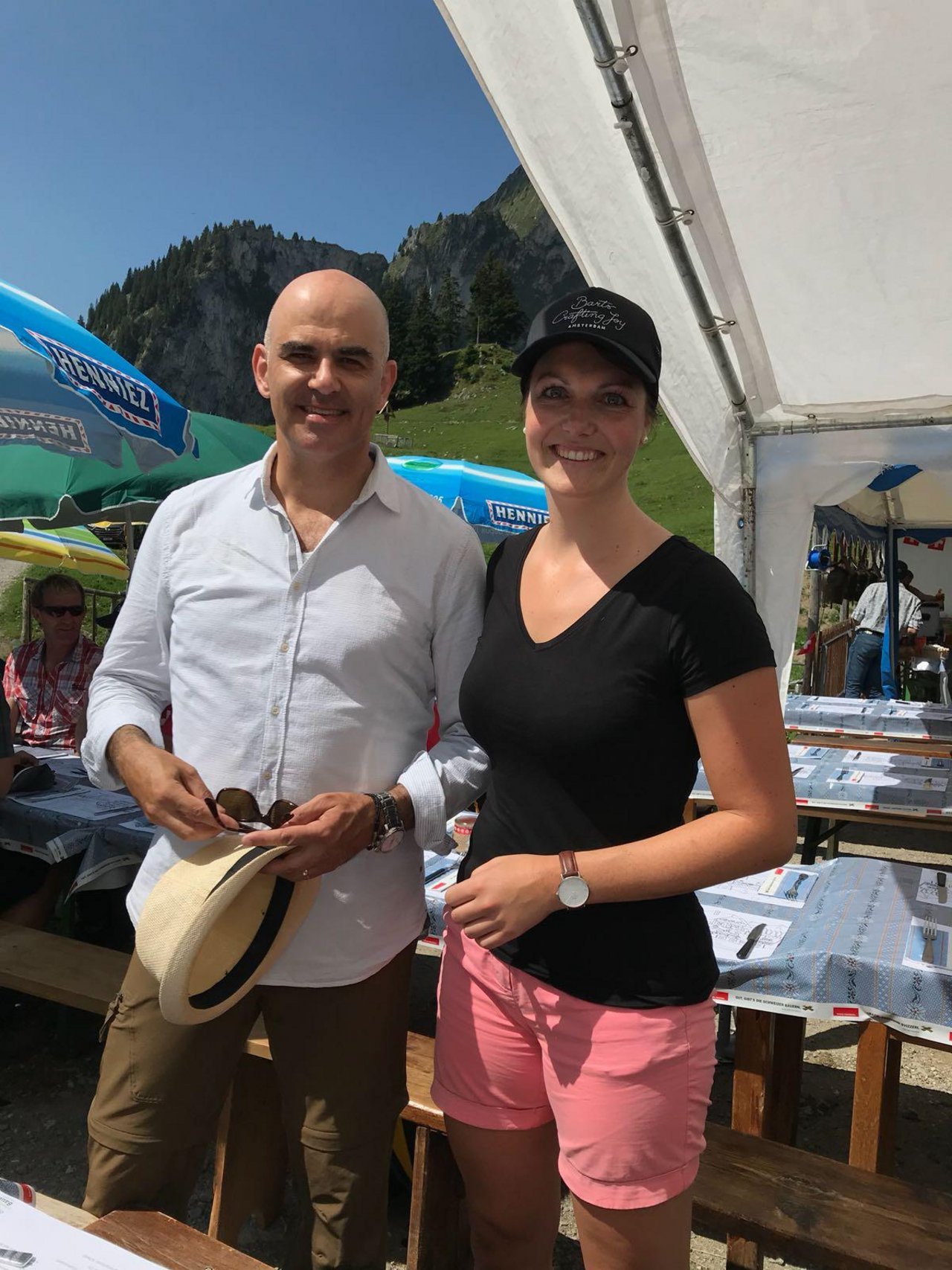 Bundespräsident Alain Berset mit Andrea Oldani, beim Schweizer Bauernverband verantwortlich für den 1.-August-Brunch. (Bild SBV)